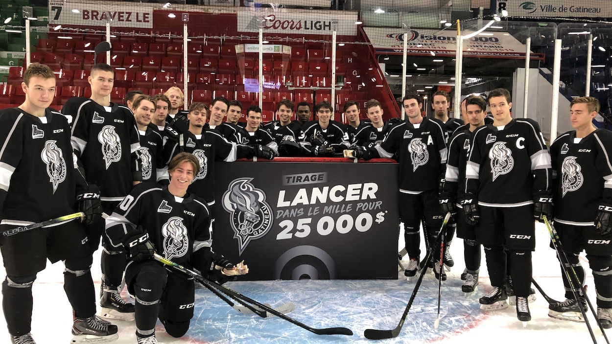 Les joueurs des Olympiques de Gatineau rassemblés autour du filet.