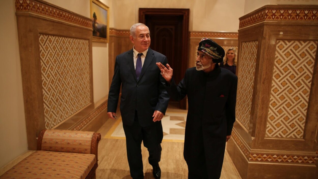 Le premier ministre israélien Benjamin Netanyahu aux côtés du sultan Qabous d'Oman lors d'une visite surprise dans ce petit pays arabe sans liens diplomatique avec l'État hébreu.