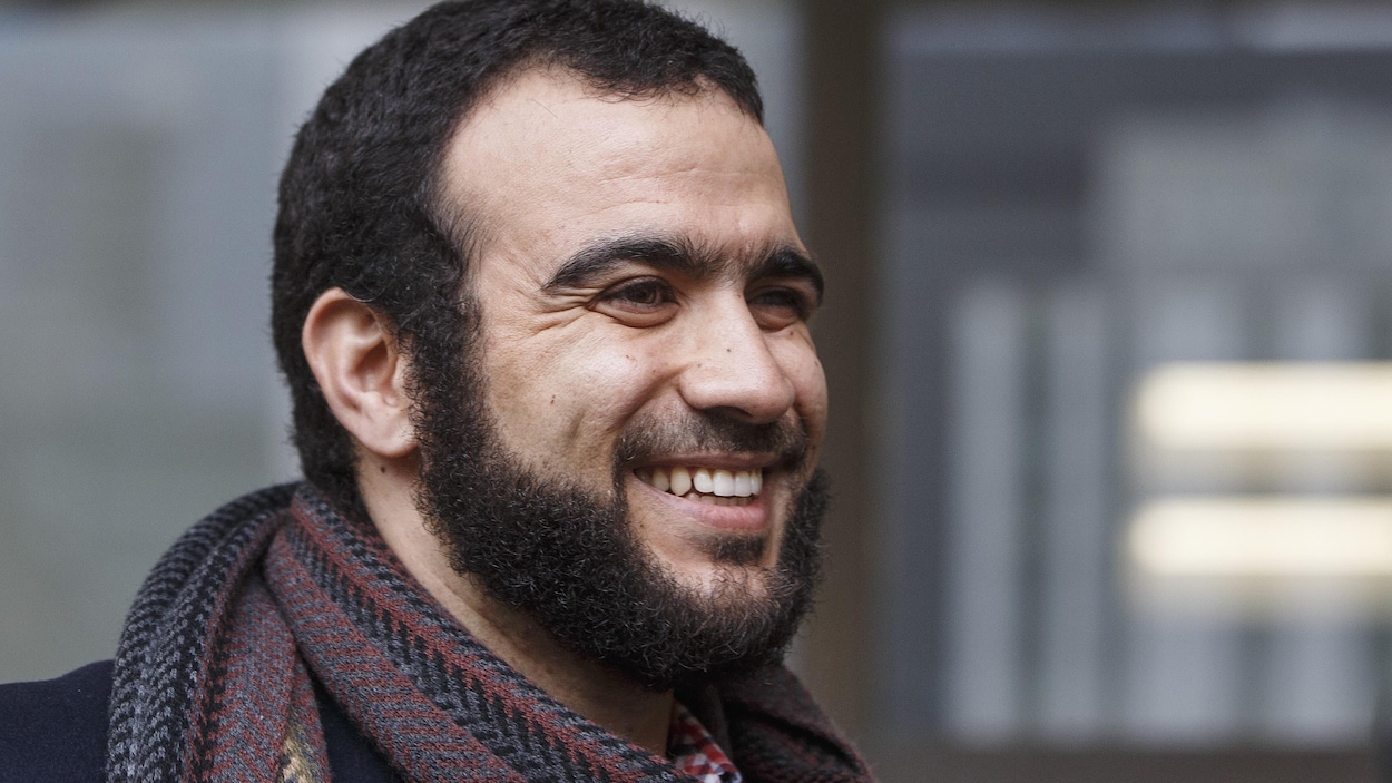 Gros plan sur le visage souriant d'Omar Khadr.