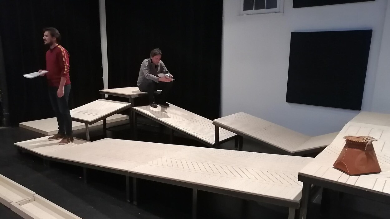Deux comédiens sur scène en répétition pour un spectacle autochtone