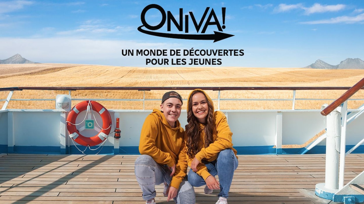 Émanuel Dubbeldam et Mélissa Cassista accroupis sur le pont d'un bateau qui navigue dans un océan de blé.
