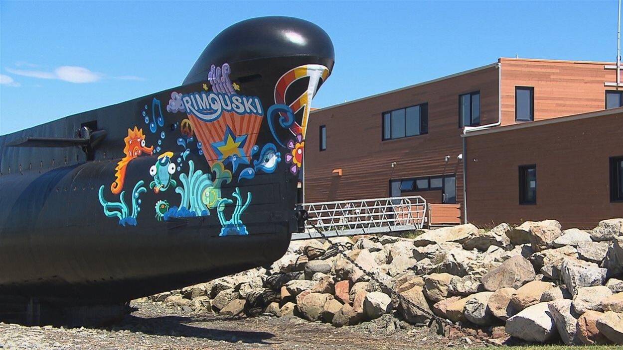 La sous-marin Onondaga, sur une plage près du phare de Pointe-au-Père.