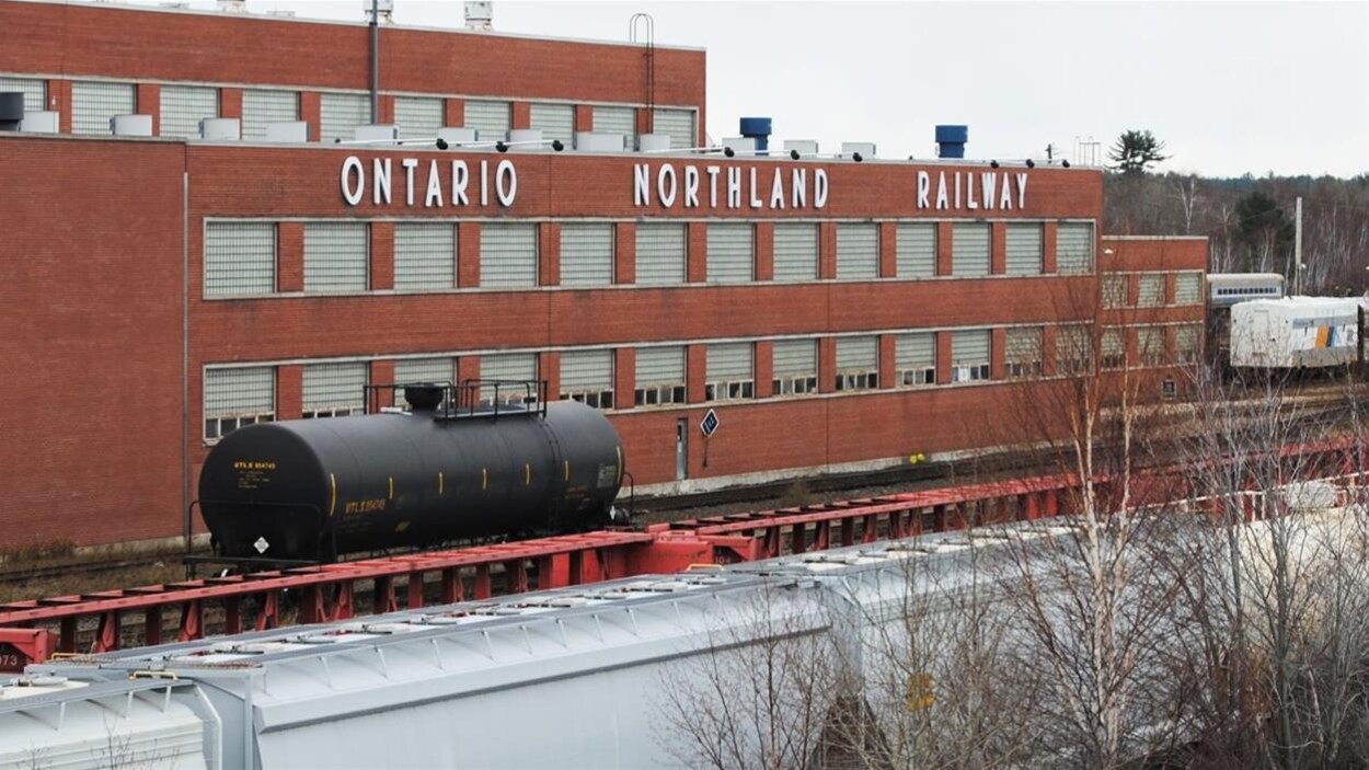 Vue extérieure des ateliers de réparation de la Commission de transport Ontario Northland à North Bay, en Ontario.