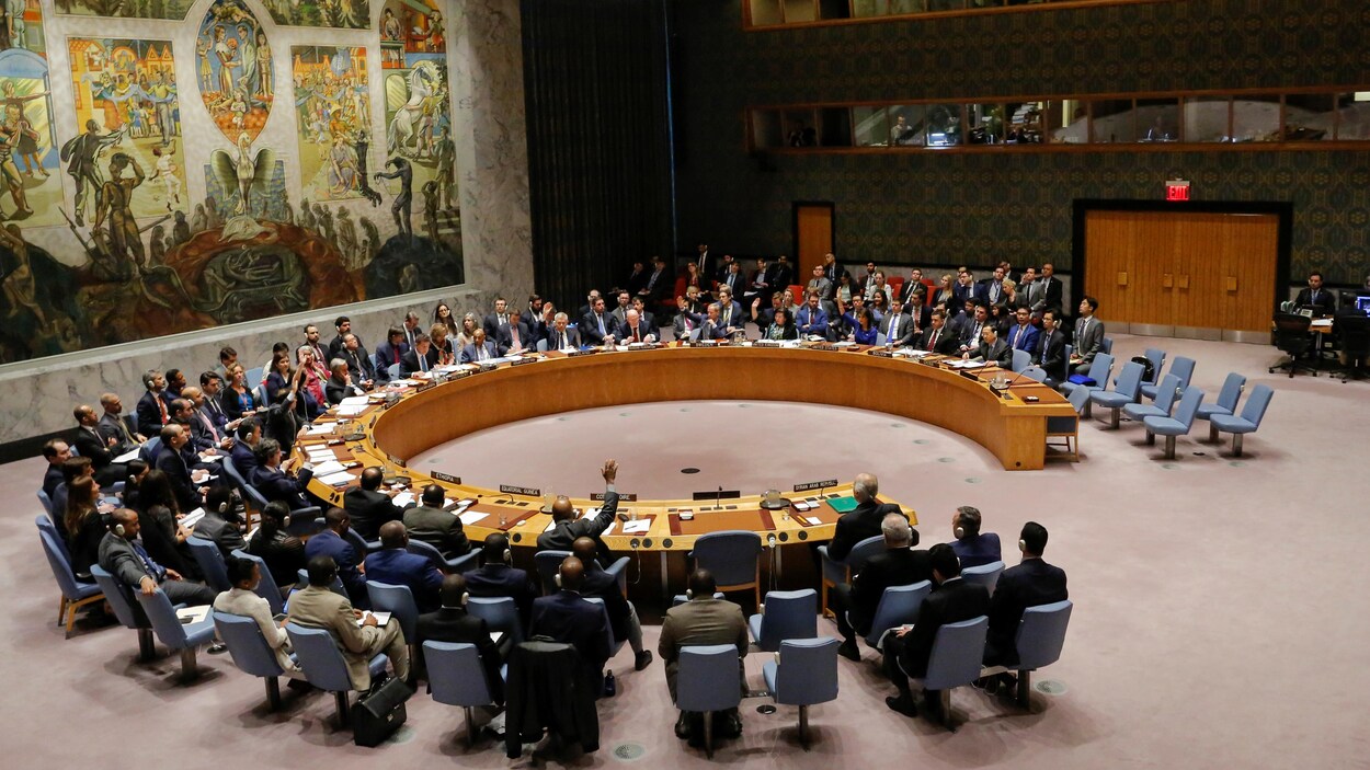 Des gens sont réunis dans l'enceinte du Conseil de sécurité de l'ONU.