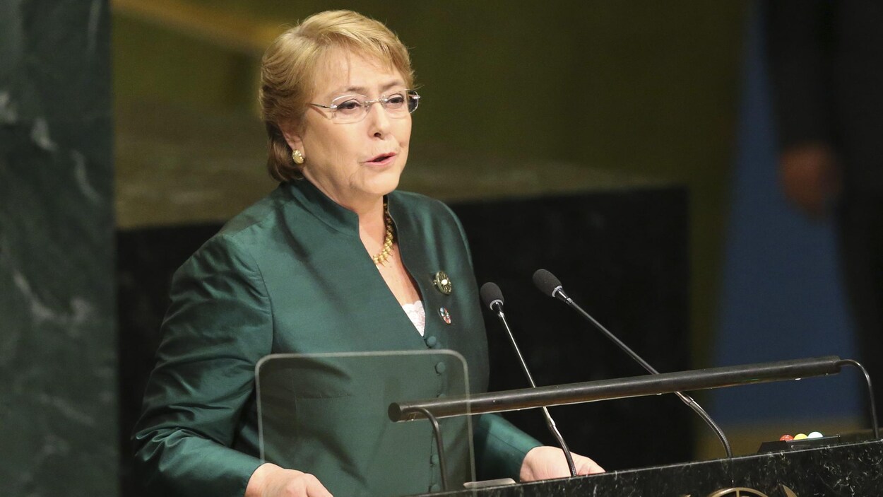 Au lutrin, elle prononce son discours.