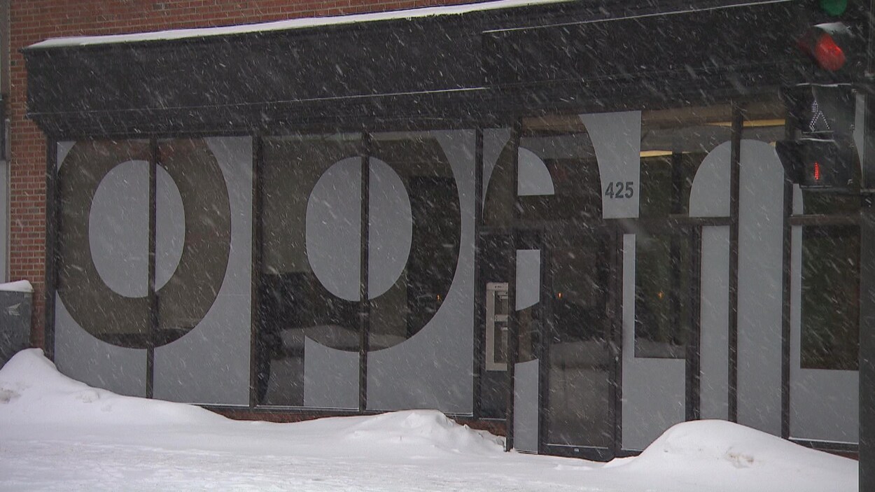 Le terme «Open» écrit en grosses lettres sur la vitrine d'un édifice de Trois-Rivières.