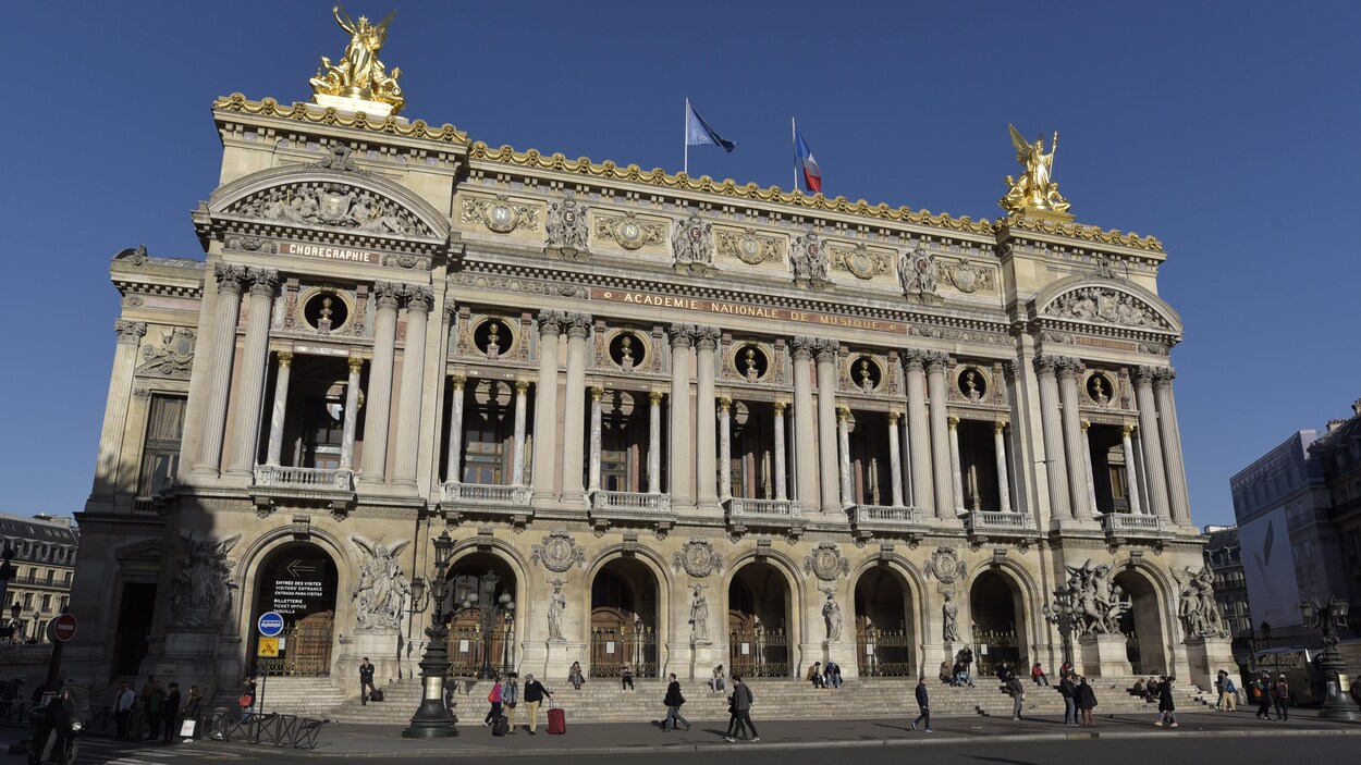 Des gens sont assis sur les marches de l'Opéra Garnier, à Paris, en novembre 2015.
