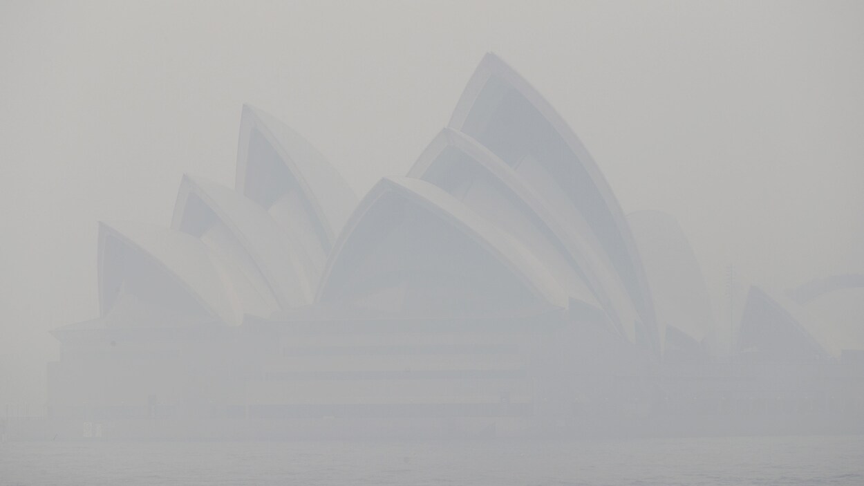 L'opéra de Sydney derrière un épais voile de fumée