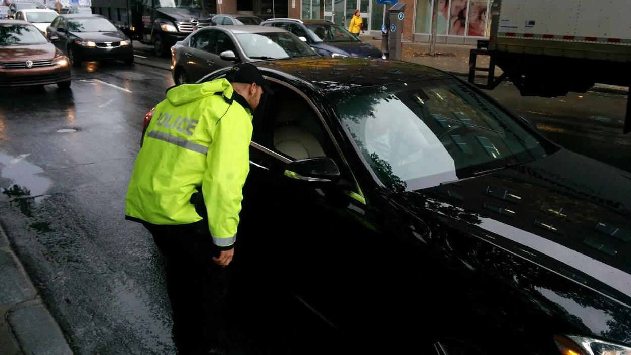 Un policier interceptant un automobiliste.