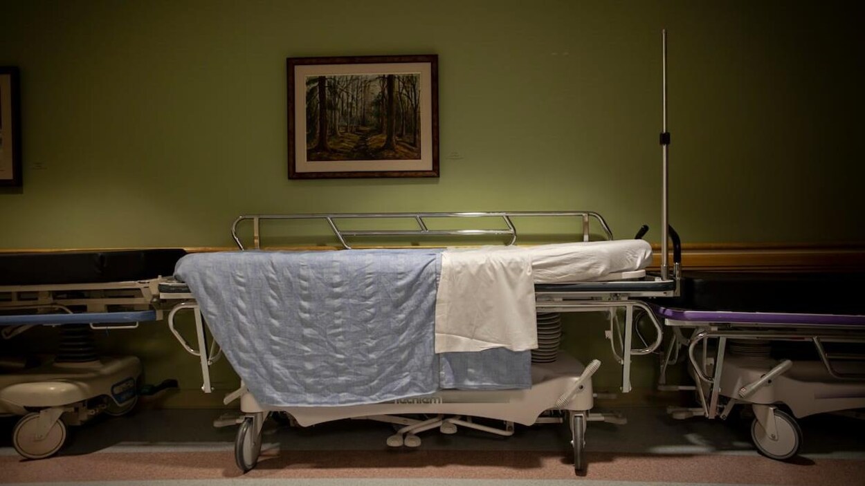 Une civière dans un corridor