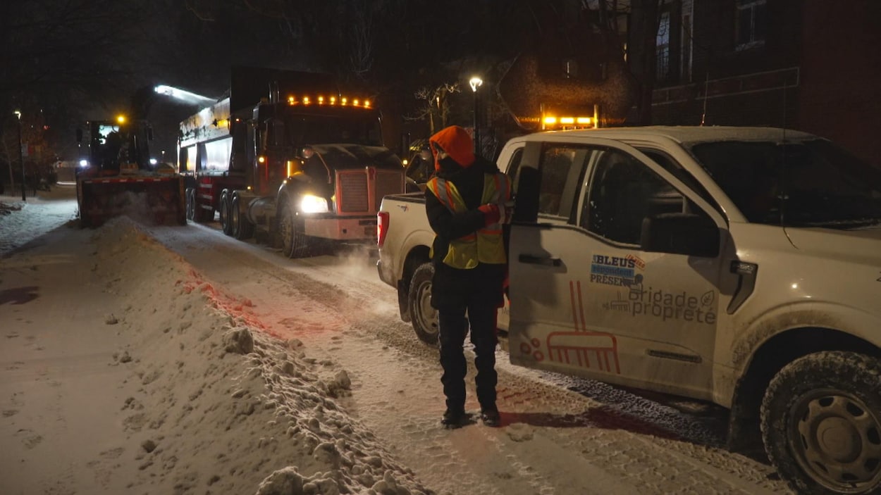 « Entendre les gens critiquer, c’est fâchant » : une soirée à déneiger Montréal