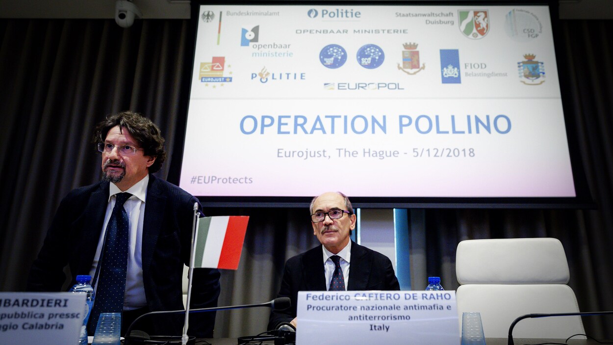 Deux procureurs italiens parlent aux journalistes en conférence de presse.