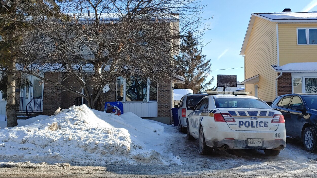 Une voiture du Service de police de la Ville de Gatineau devant une résidence du secteur d'Aylmer.