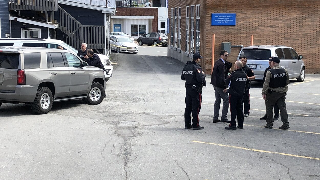 Des agents devant une scène de crime.