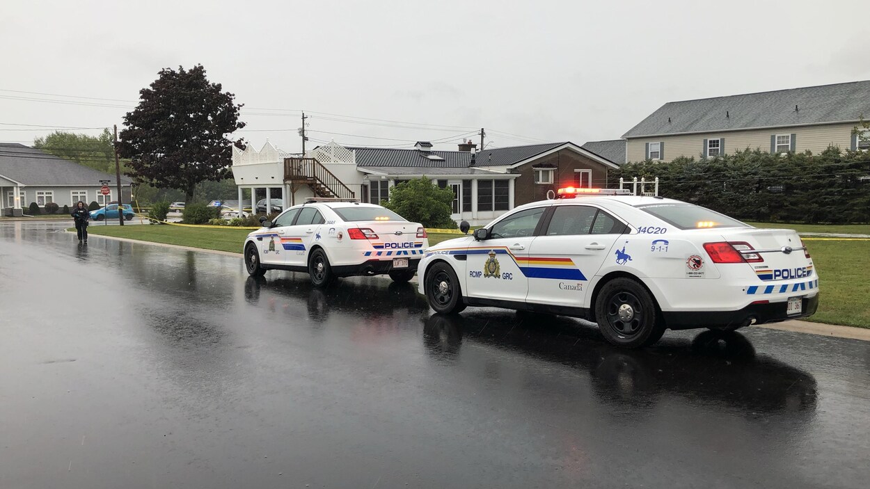 Des voitures de police.