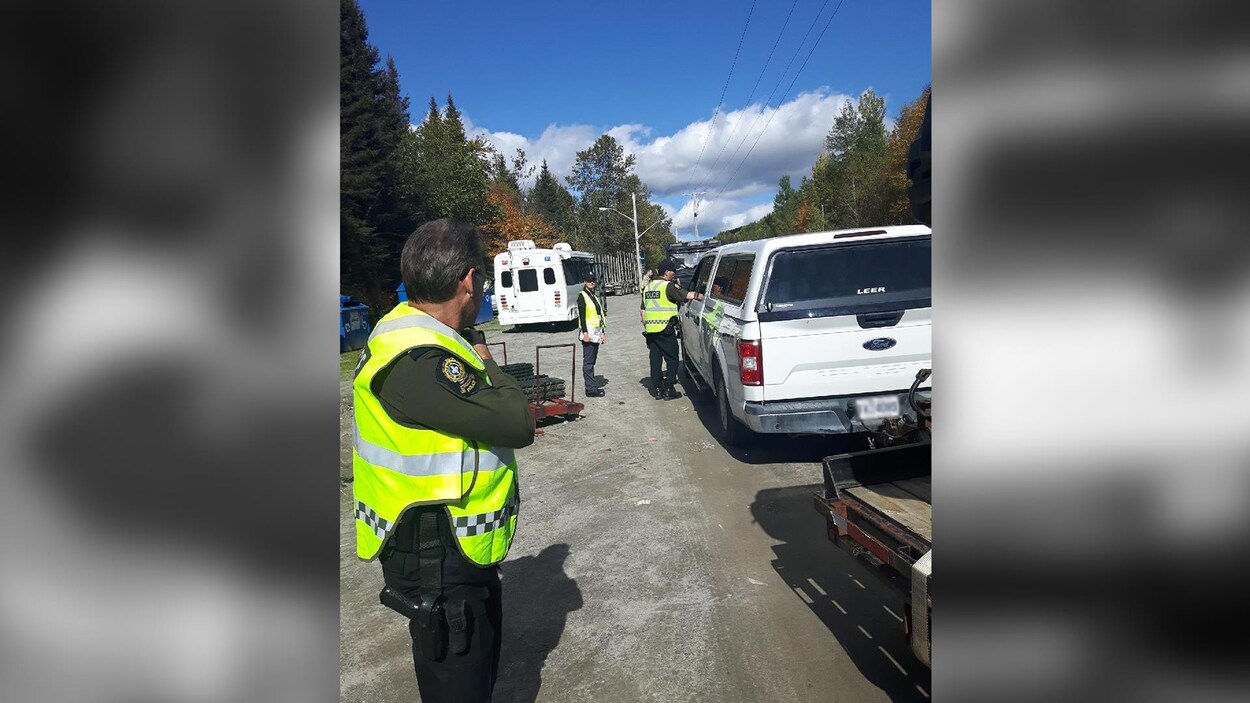 Des policiers en pleine opération.