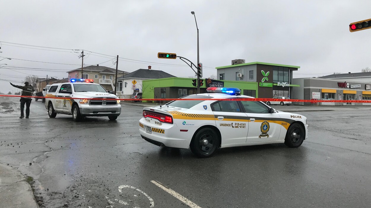 Des voitures de la Sûreté du Québec sont placées pour barrer des rues.