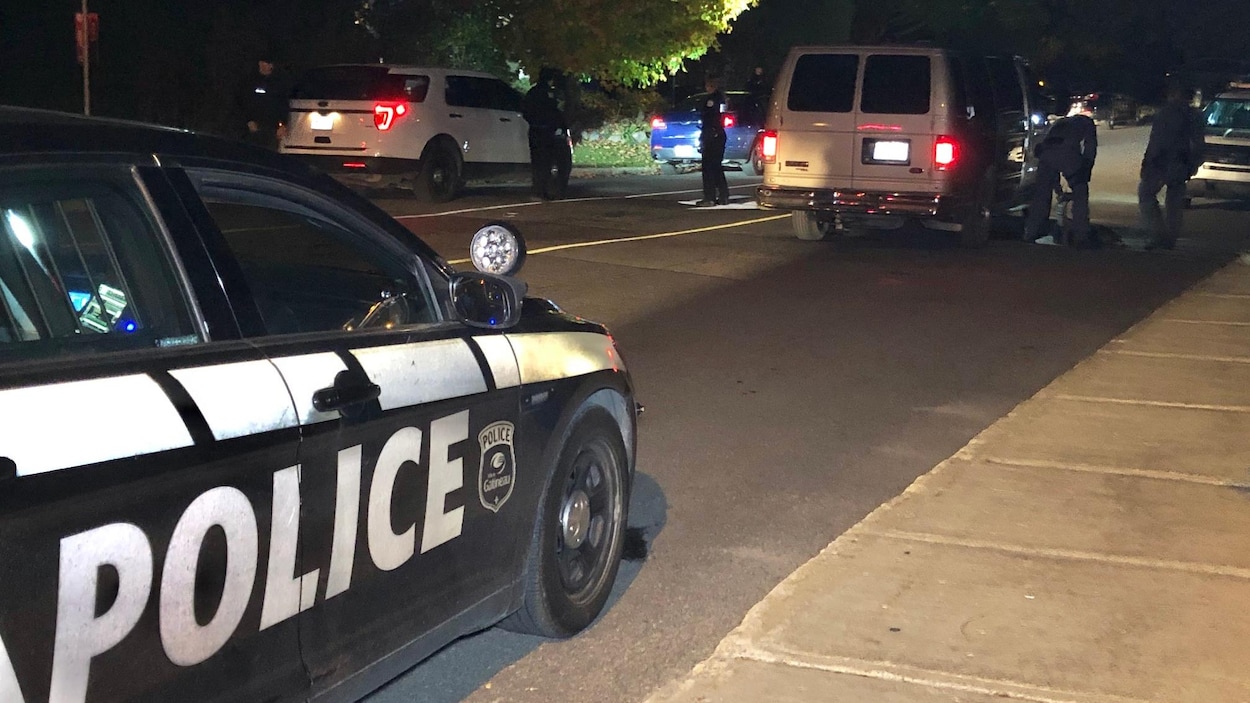 Une autopatrouille noire devant une résidence.