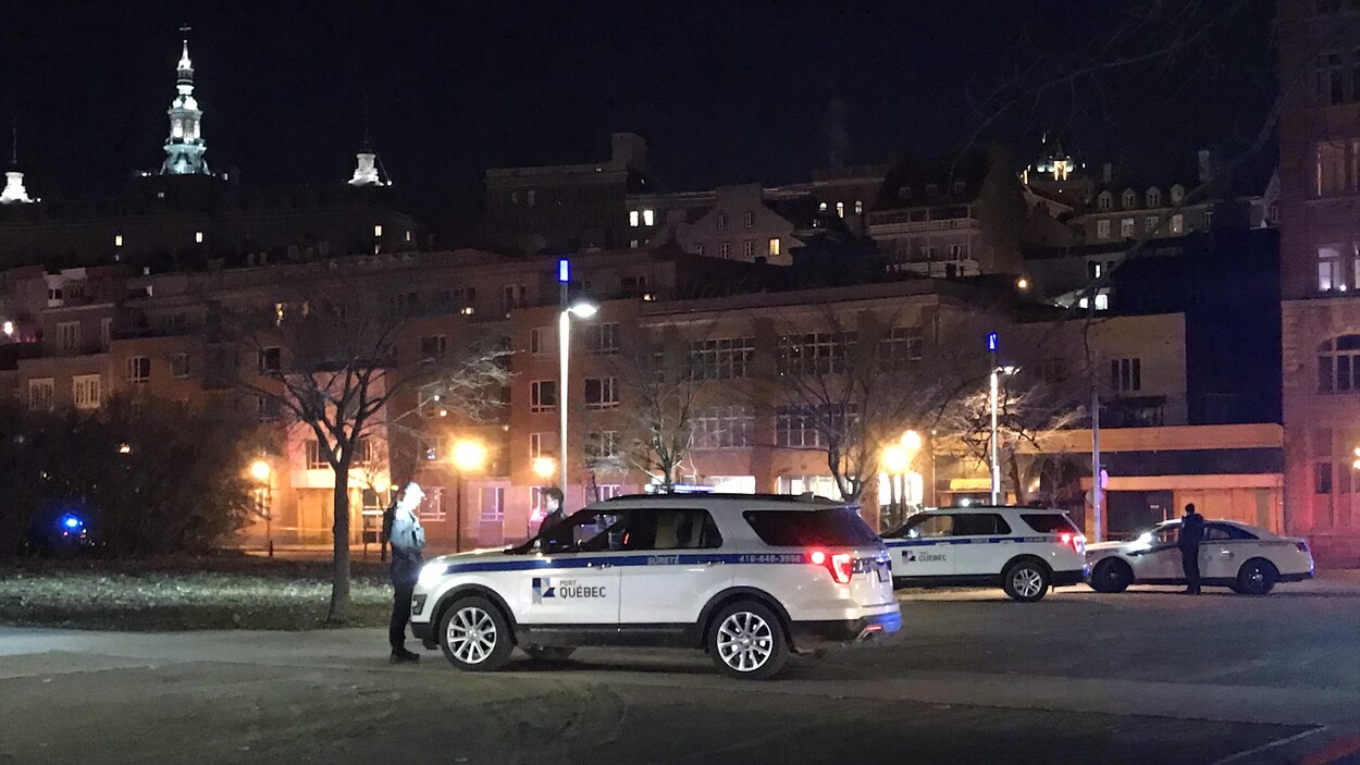 Trois véhicules d'urgence.