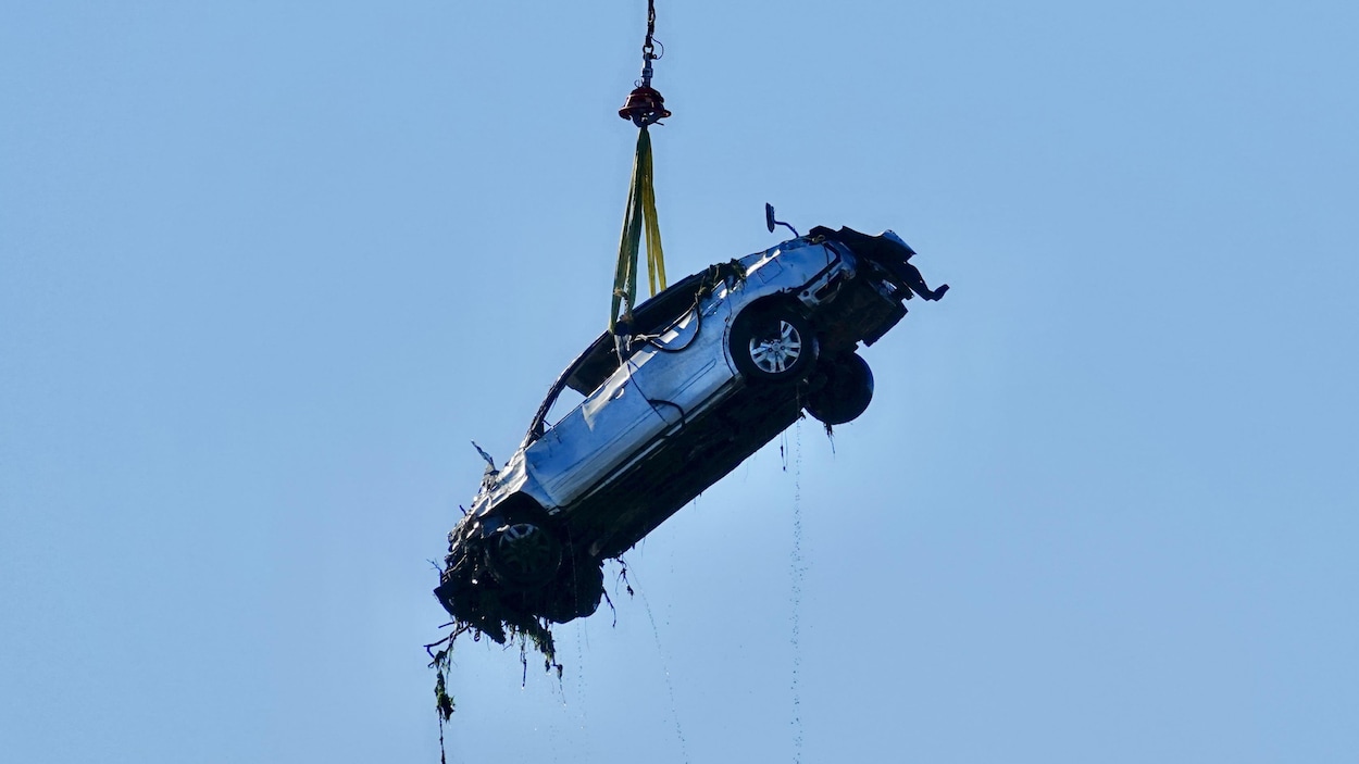 Opération avec un hélicoptère pour sortir une voiture de la rivière des Mille Îles
