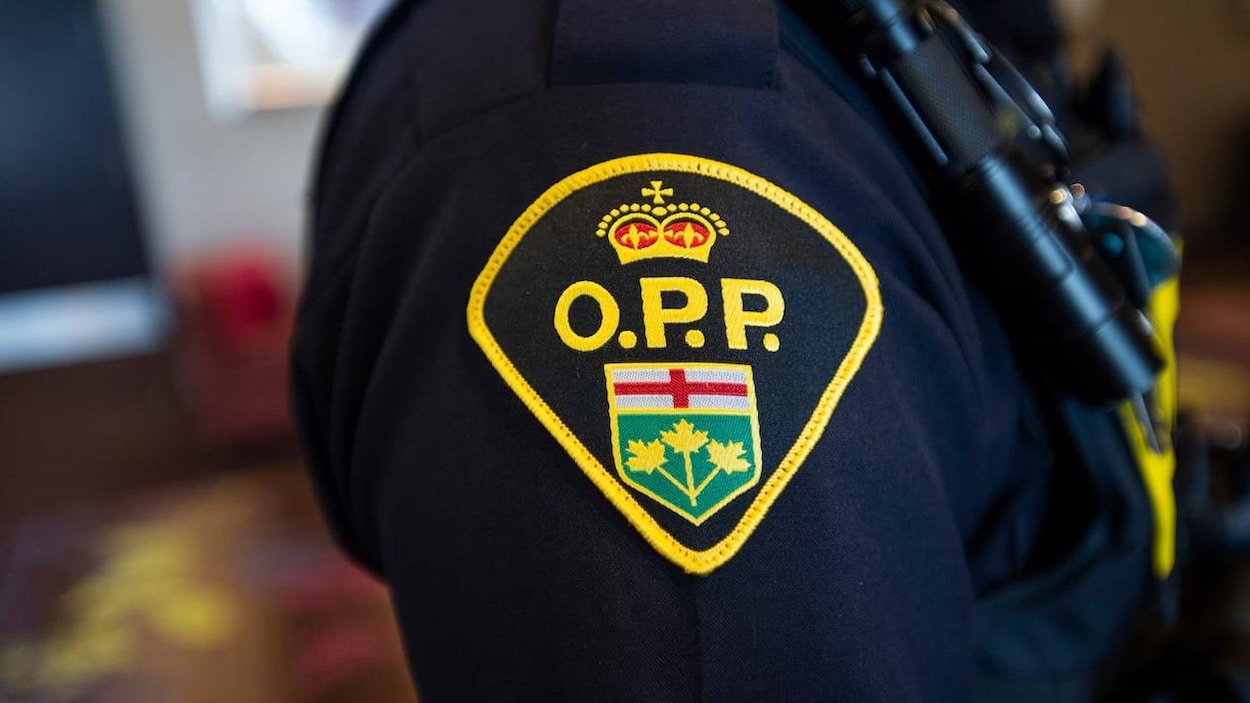 Des policiers trouvent une camionnette volée dans le stationnement d’un service de police