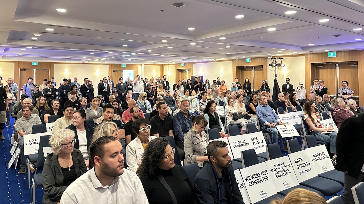 Un rassemblement d’opposants à un centre de prévention des surdoses fait salle comble