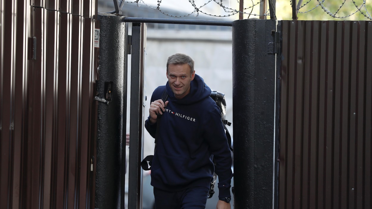 Un homme qui porte un sac à dos sort de prison.