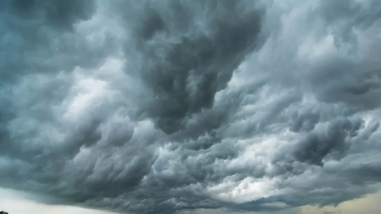 Un ciel orageux au-dessus d'un champ.
