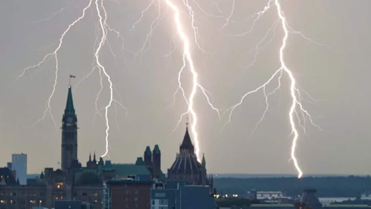 De la foudre dans le ciel d'Ottawa.