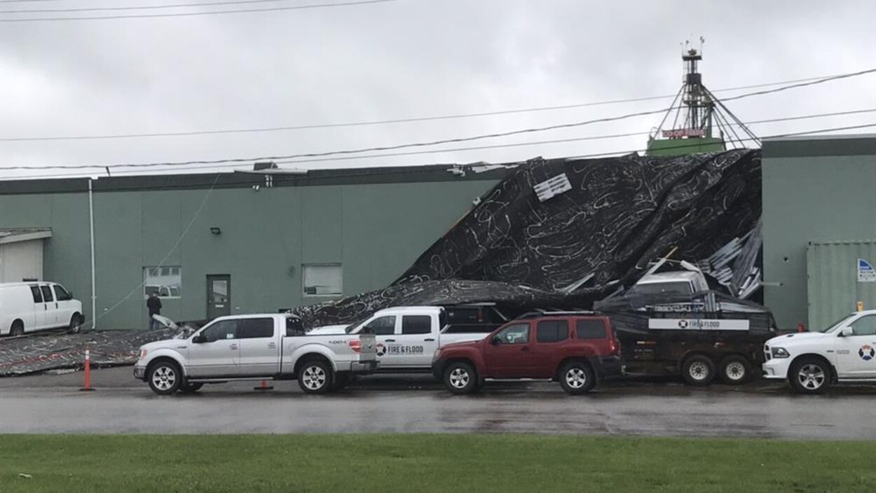 La toiture d'un bâtiment effondrée sur un parking.