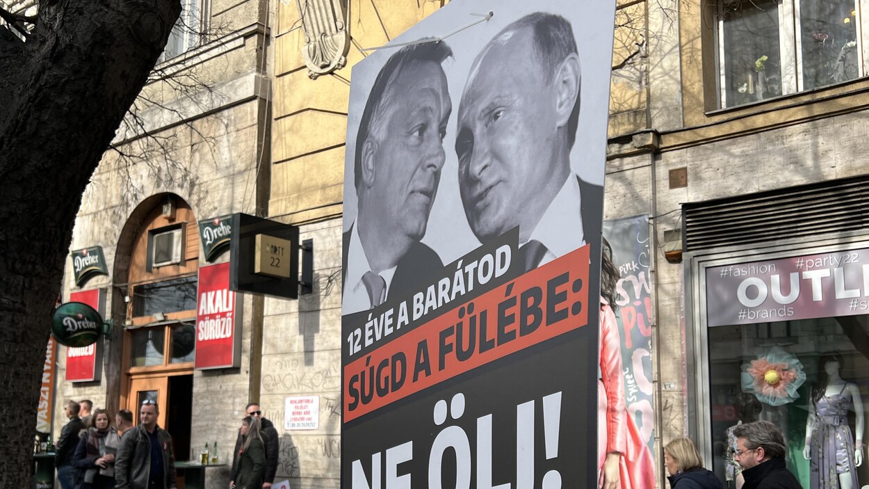 Une affiche dénonçant la proximité entre Viktor Orban et Vladimir Poutine. 