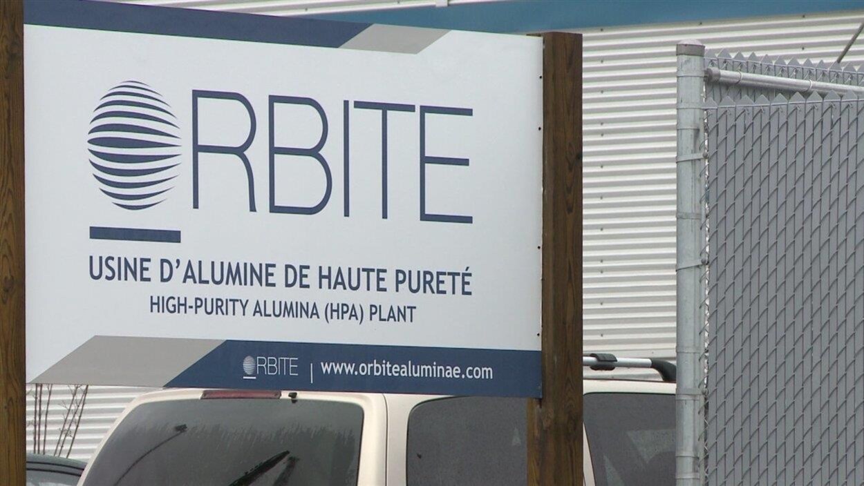 Panneau à l'entrée de l'usine Orbite