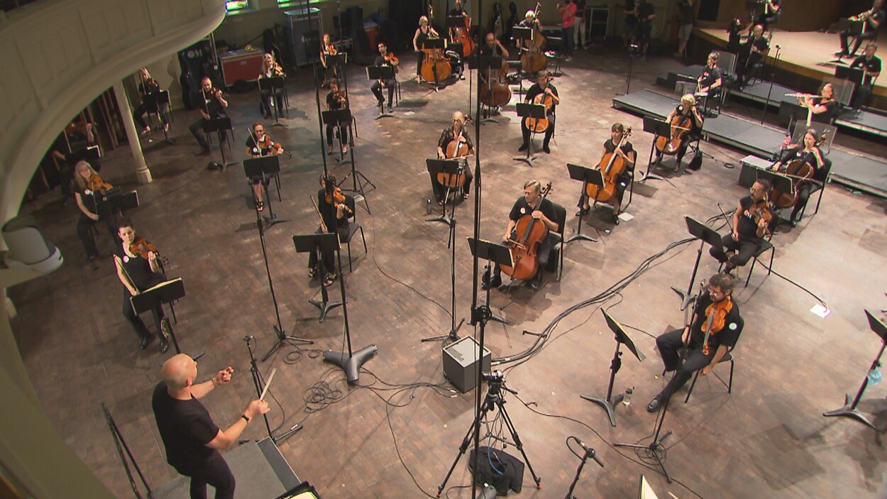 Yannick Nézet-Séguin dirige les musiciens de l'orchestre, placés à deux mètres les uns des autres.