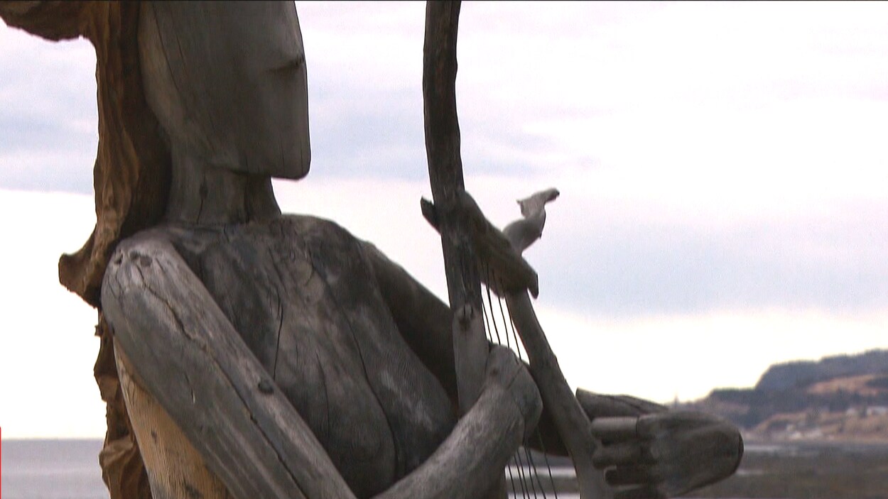 Une sculpture représentant une musicienne réalisée au Festival du bois flotté de Sainte-Anne-des-Monts