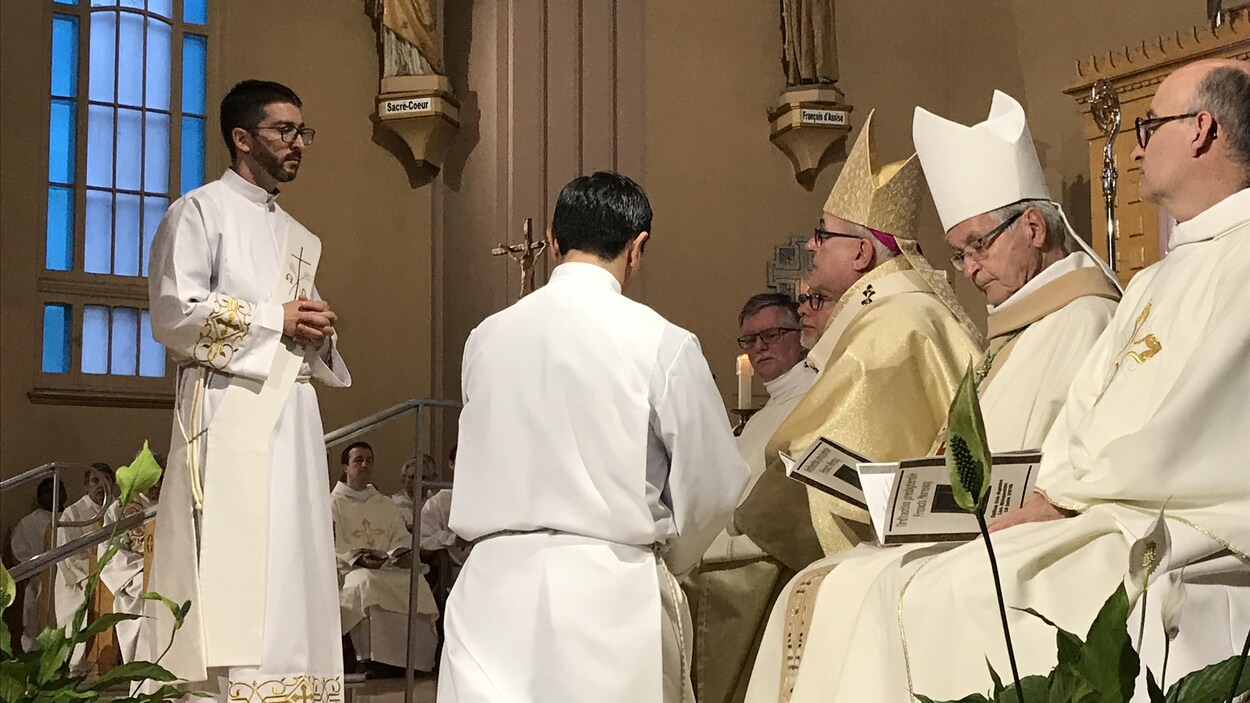 Monseigneur Luc Cyr procède à l’ordination du nouveau prêtre Francis Morency.