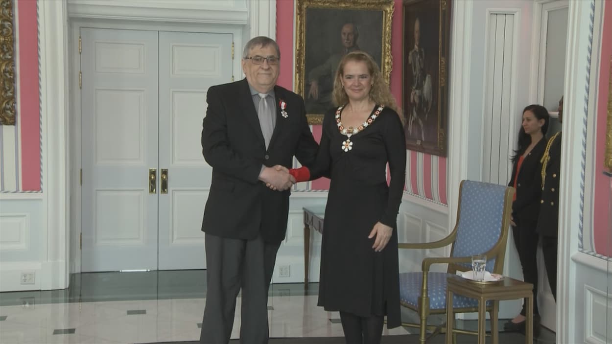 Laurier Gareau et Julie Payette lors de la photo officielle à Rideau Hall,
