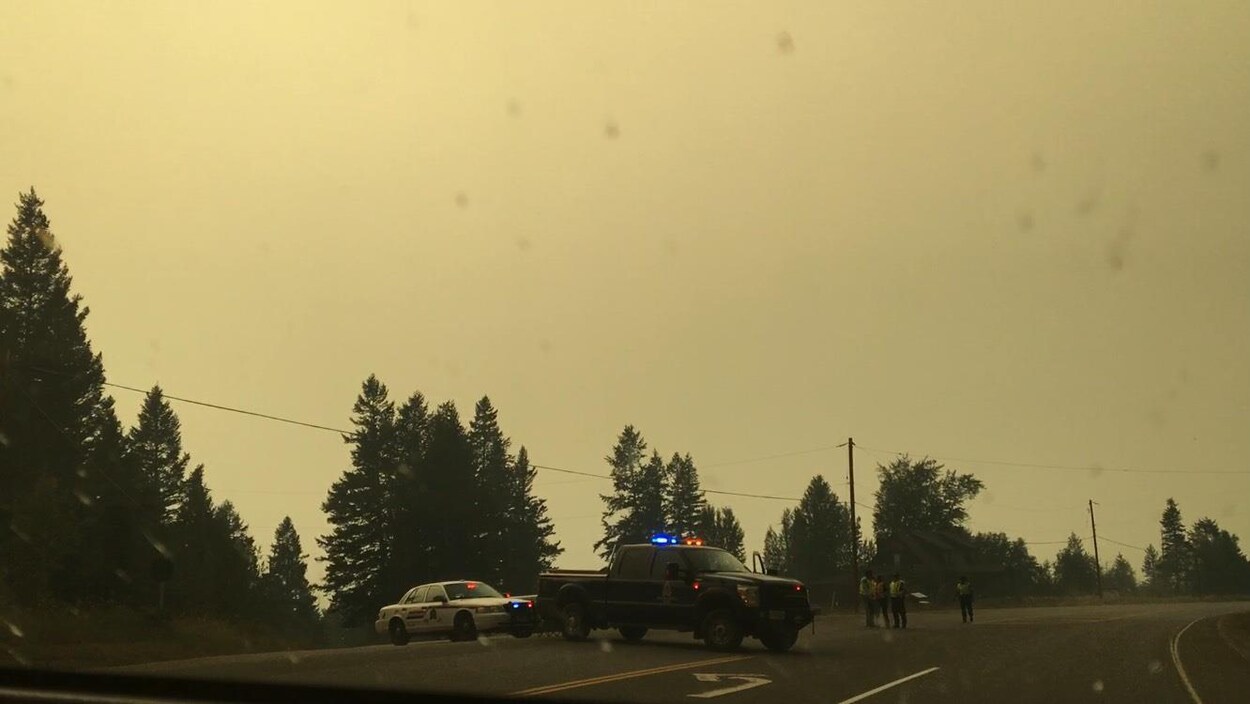 Des véhicules de police bloquent l'autoroute 97 au nord de Williams Lake. Des véhicules de police bloquent l'autoroute 97 au nord de Williams Lake.
