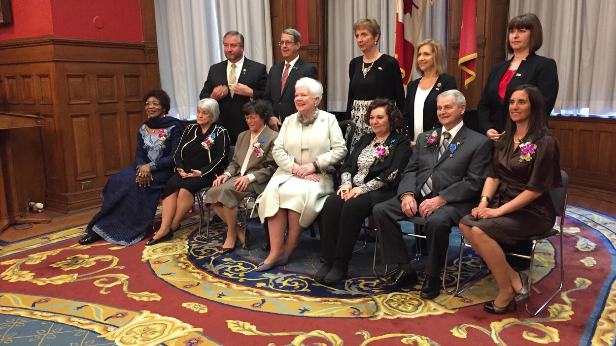 Un groupe de personne à Queen's Park. Un groupe de personne à Queen's Park.