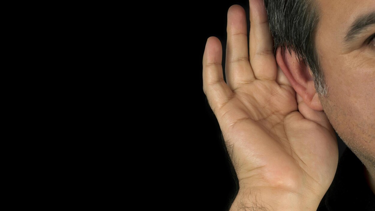 Un homme tend l'oreille