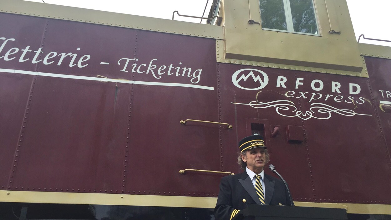 Donald Thompson devant la billetterie du train Orford Express