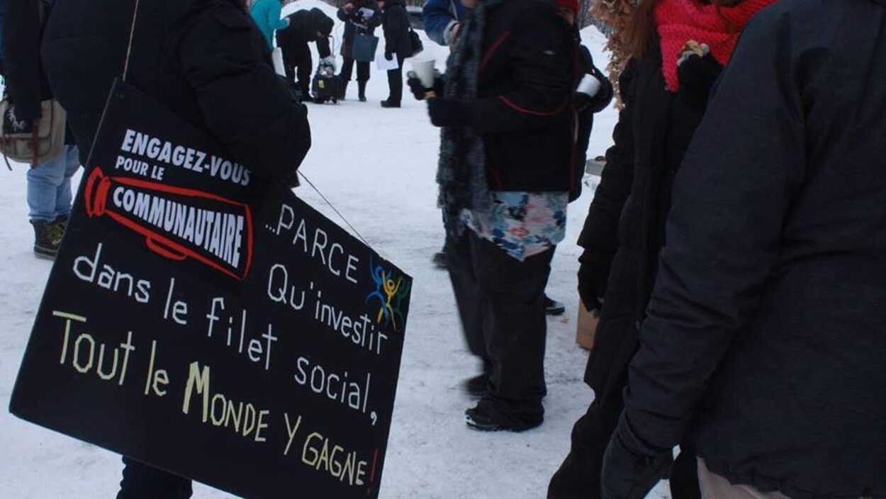 Des manifestants réclament plus d'investissements de la part du gouvernement dans les organismes communautaires.