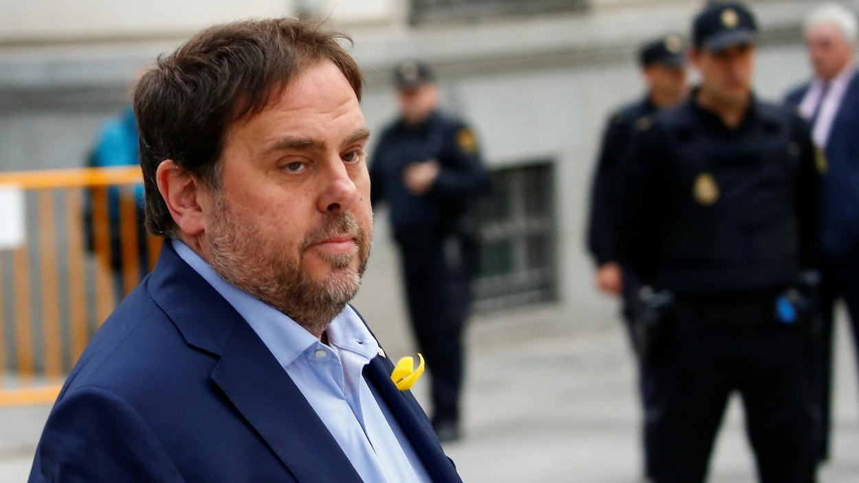 Oriol Junqueras marche dans la rue.