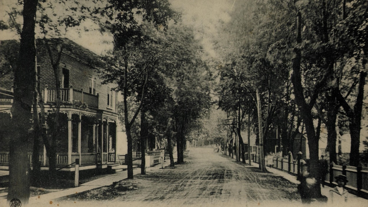 La rue Principale, aujourd'hui le boulevard Sainte-Rose, entre 1903 et 1906.