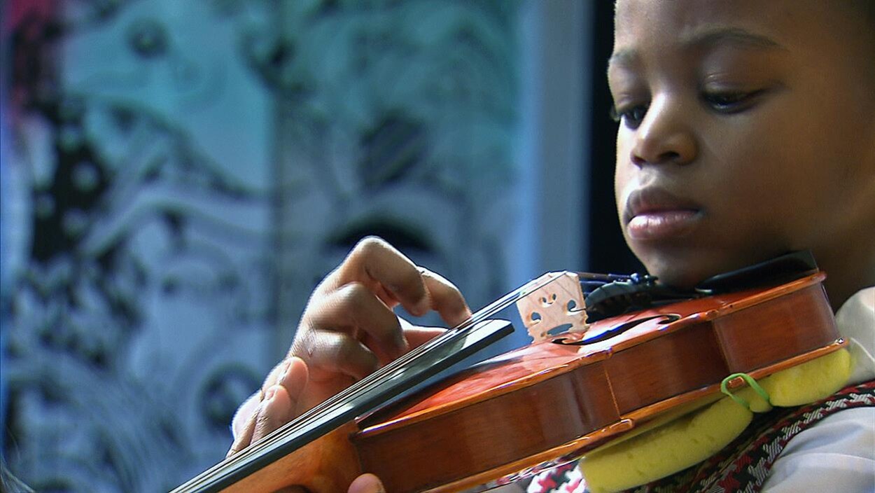 Un garçon de l'école primaire St-Rémi, dans l'arrondissement de Montréal-Nord, au violon