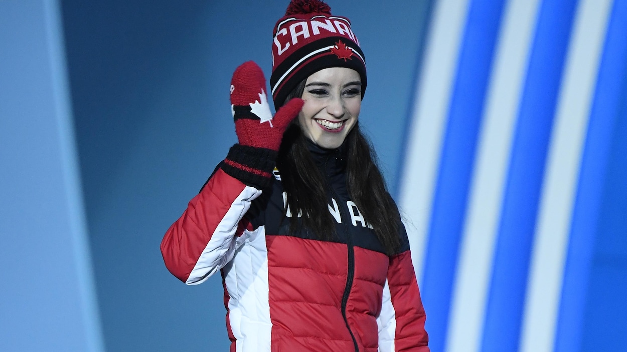 Kaetly Osmond sur le podium salue les spectateurs