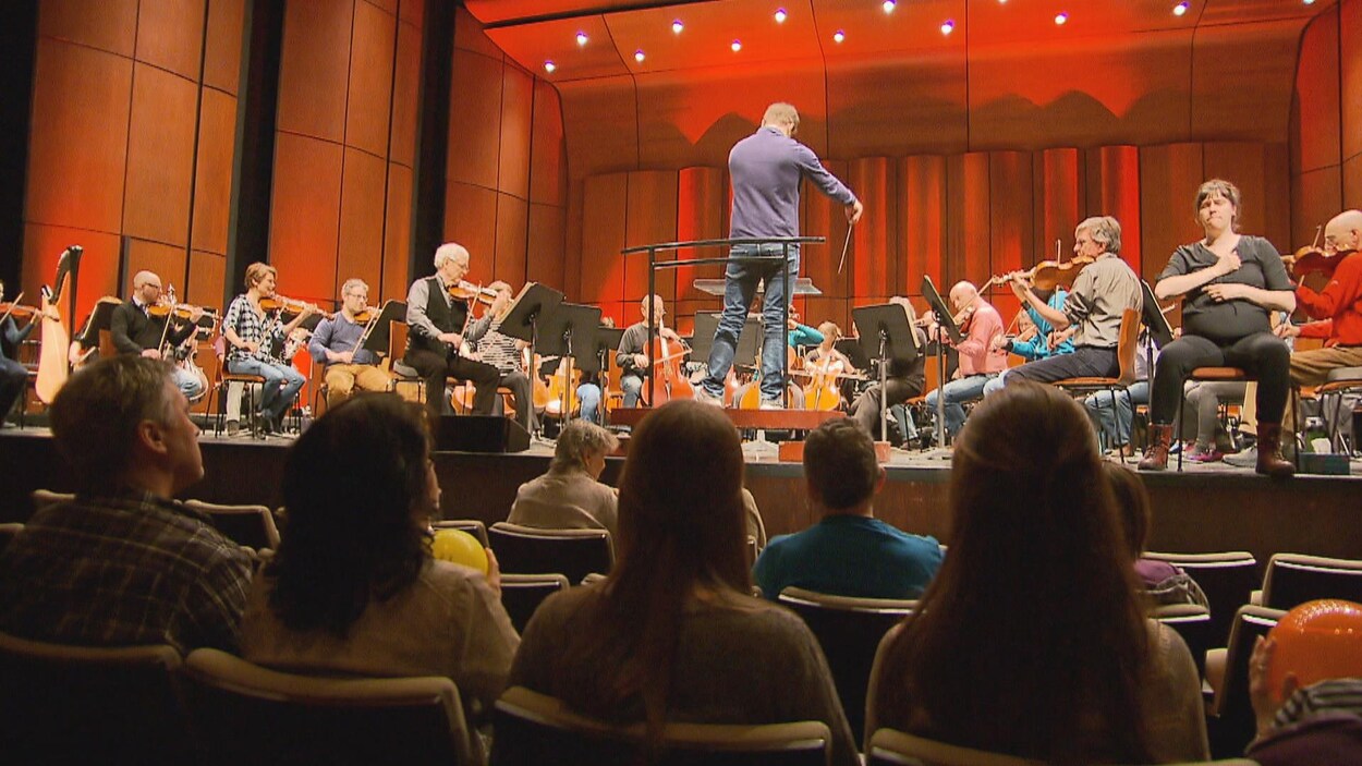 L'Orchestre symphonique de Québec a permis à des personnes sourdes d'assister à une répétition générale L'Orchestre symphonique de Québec a permis à des personnes sourdes d'assister à une répétition générale