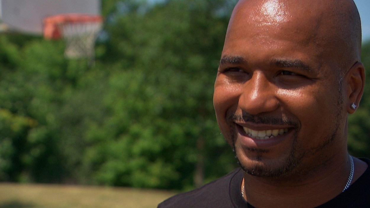 Osvaldo Jeanty pendant une entrevue sur un terrain de basketball.