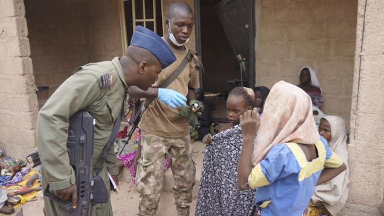 Des militaires nigérians avec des otages libérées de Boko Haram