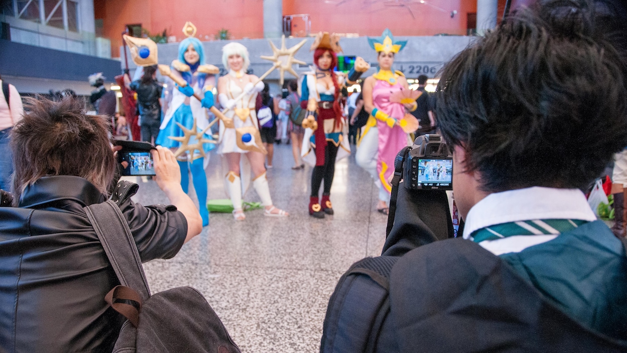 De nombreux admirateurs ont photographié les costumédiens les plus sophistiqués durant l'Otakuthon au Palais des congrès de Montréal.