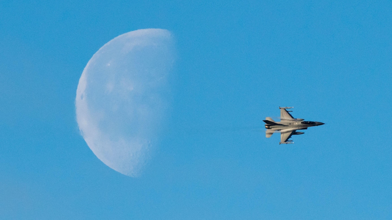Un F-16 norvégien participe à un exercice de l'OTAN près de Trondheim, en Norvège, le 30 octobre 2018.